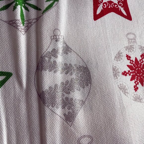 🎄 Metallic Christmas Ornament Cotton Fabric – 4⅔ Yards (45” Wide) - Picture 2 of 3